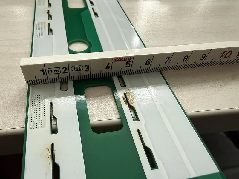 Opmeten van de sleuven en soldeervlakken met een duimstok