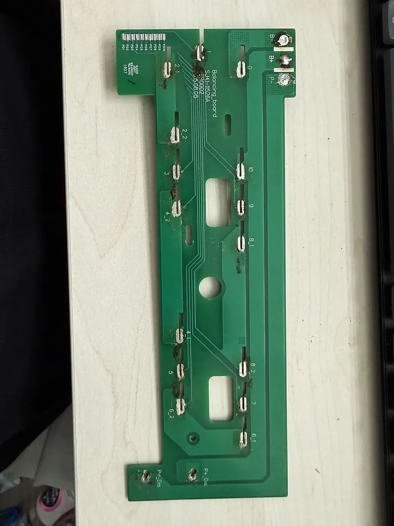 Het originele SJ41-11526A-balancing-board, voorkant, met oude soldeerpunten op de cellipjes