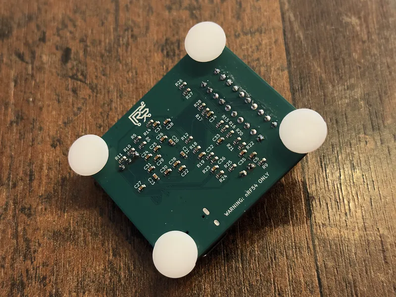 Onderkant van de EdgeFlasher vol SMD-passives, met de tekst WARNING: nRF54 ONLY