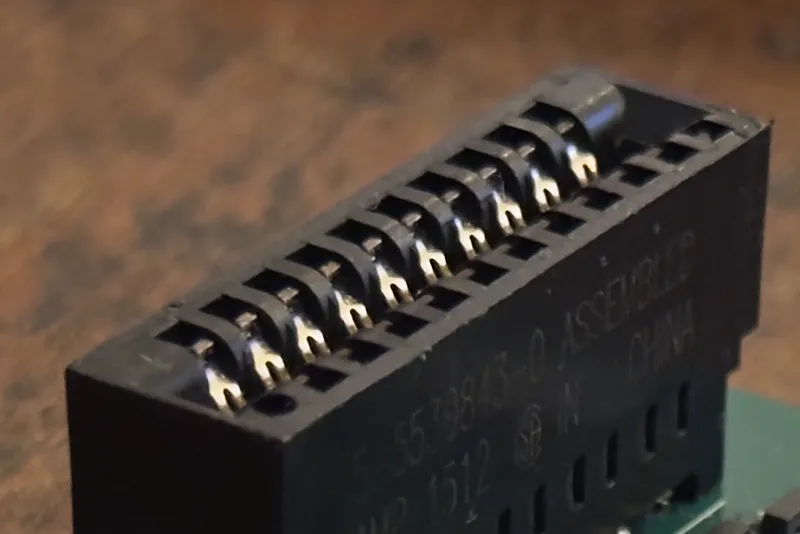 Close-up van de zwarte 20-polige card-edge connector met vergulde veercontacten