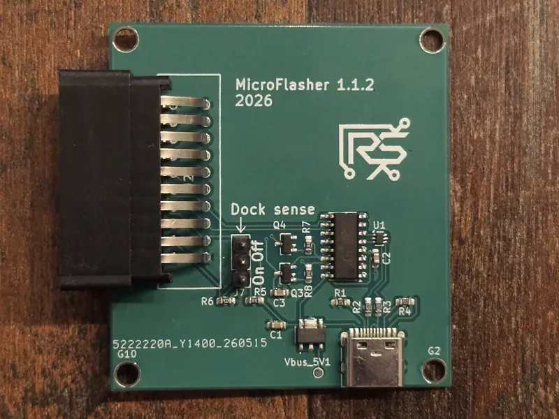 MicroFlasher recht van bovenaf, met de Dock sense-jumper, CH340C en USB-C-poort