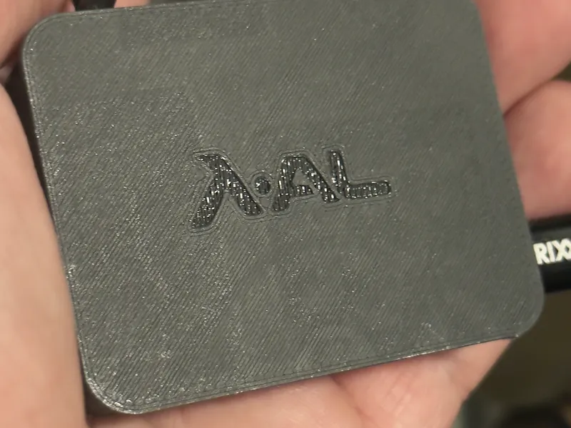 De dichte behuizing met het &lambda;&middot;AL-logo in het deksel