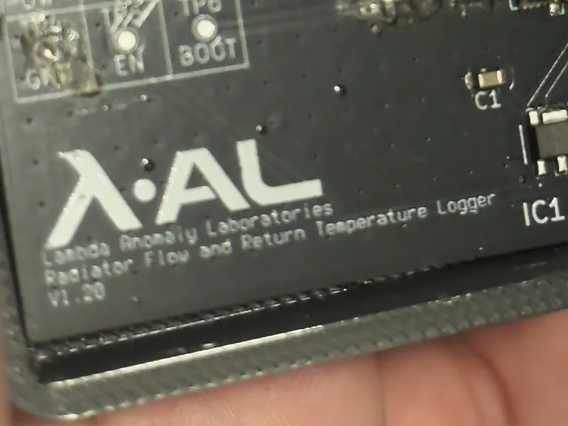 Close-up van de silkscreen: Lambda Anomaly Laboratories, Radiator Flow and Return Temperature Logger, v1.20